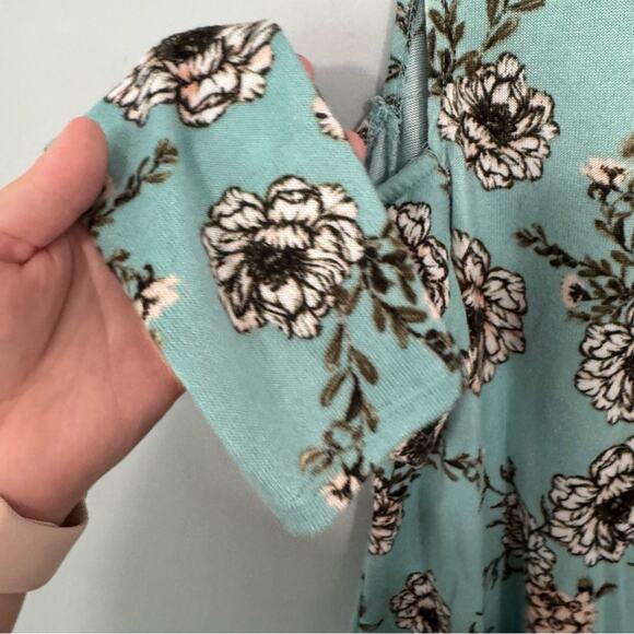 Kristin Nicole Floral Cold Shoulder Top Women’s Size Large Spandex Blend - Picture 4 of 6